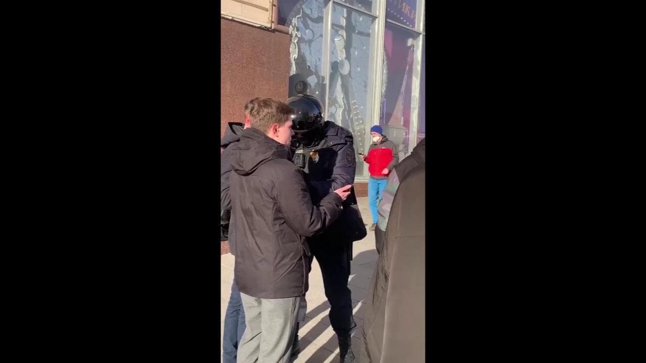 Mosca, i poliziotti fermano i passanti e controllano i loro telefoni