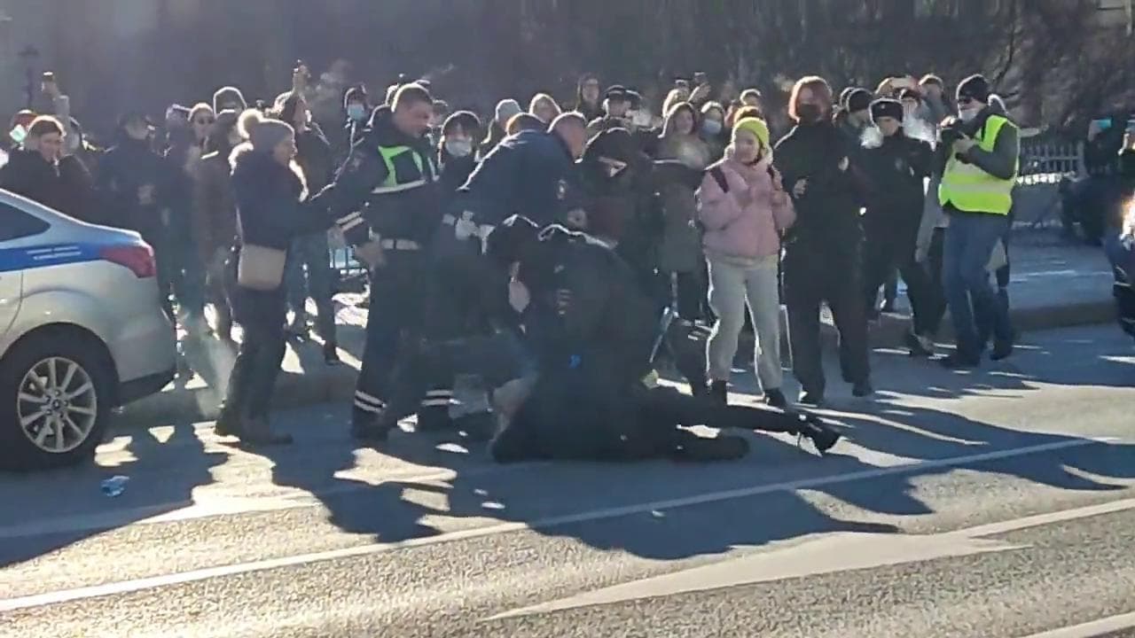 Protestavano contro la guerra: donne malmenate e arrestate dalla polizia russa a San Pietroburgo