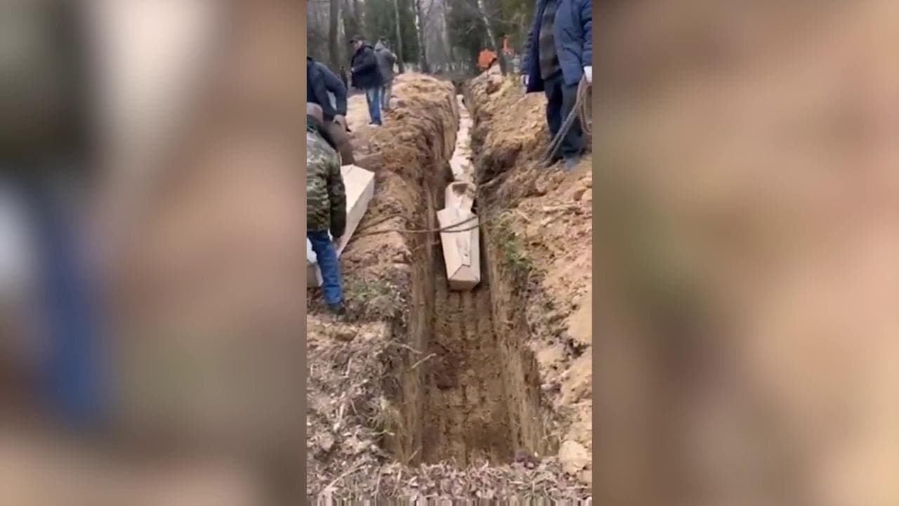 Guerra in Ucraina, si scavano fosse comuni a Chernihiv per seppellire le vittime civili