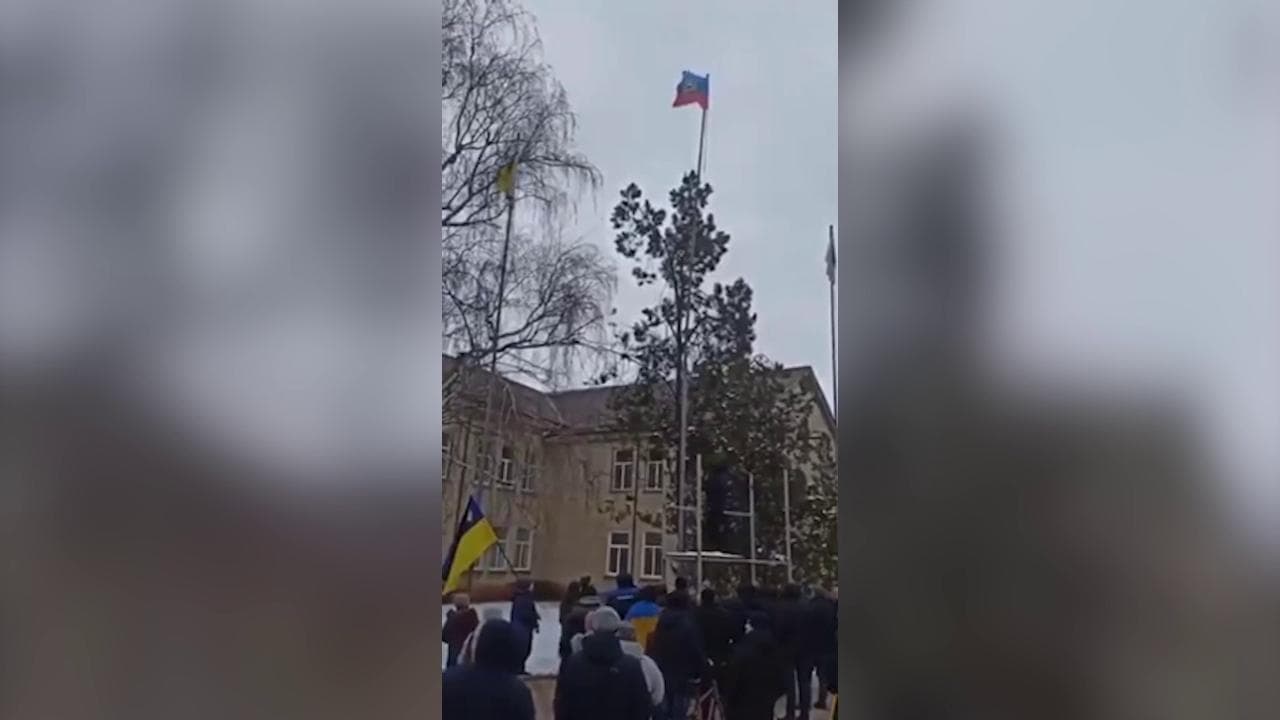 Cittadini ucraini sfidano i militari russi: ammainata bandiera separatista nel Donbass