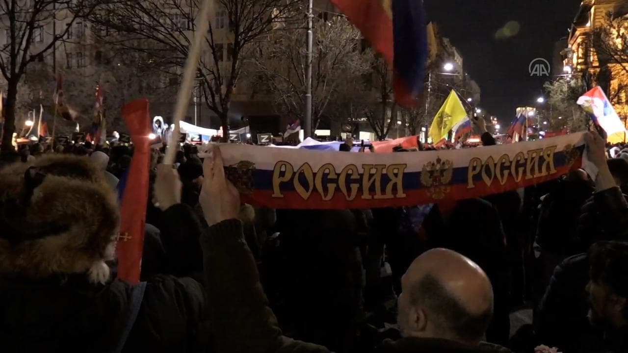 Bandiere russe e immagini di Putin: in Serbia la manifestazione che sostiene l'invasione dell'Ucraina