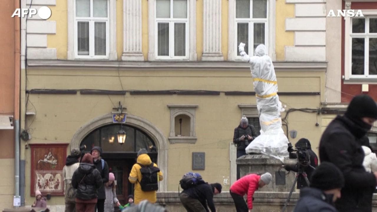 A Leopoli statue e monumenti vengono protette in vista dei bombardamenti