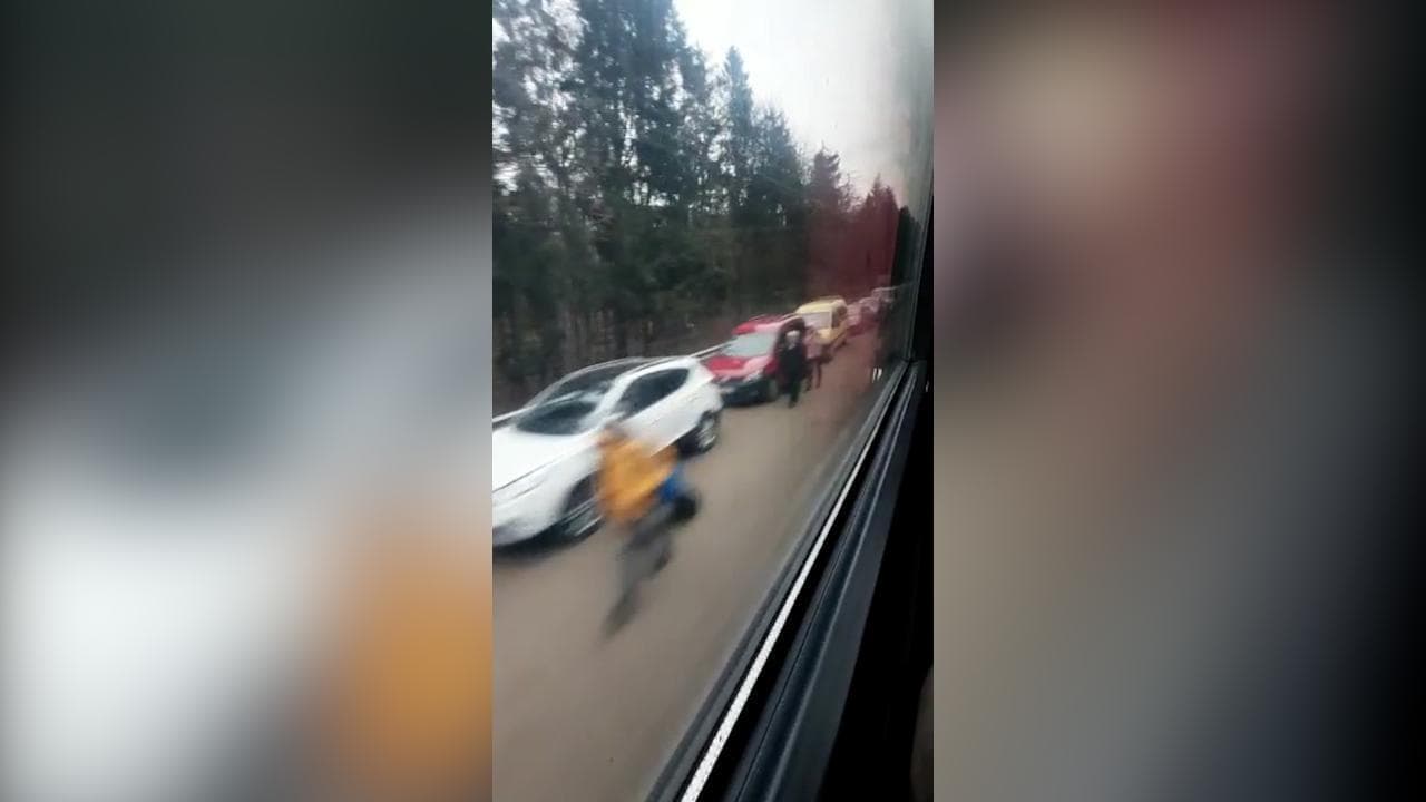 Chilometri di auto in fila e abbandonate alla frontiera Ucraina di Shehyni