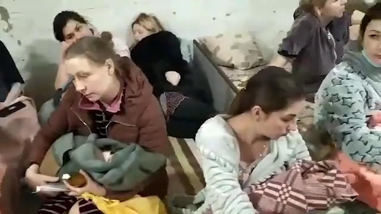 Odessa, partorienti e neonati rifugiati nei sotterranei dell'ospedale durante un bombardamento