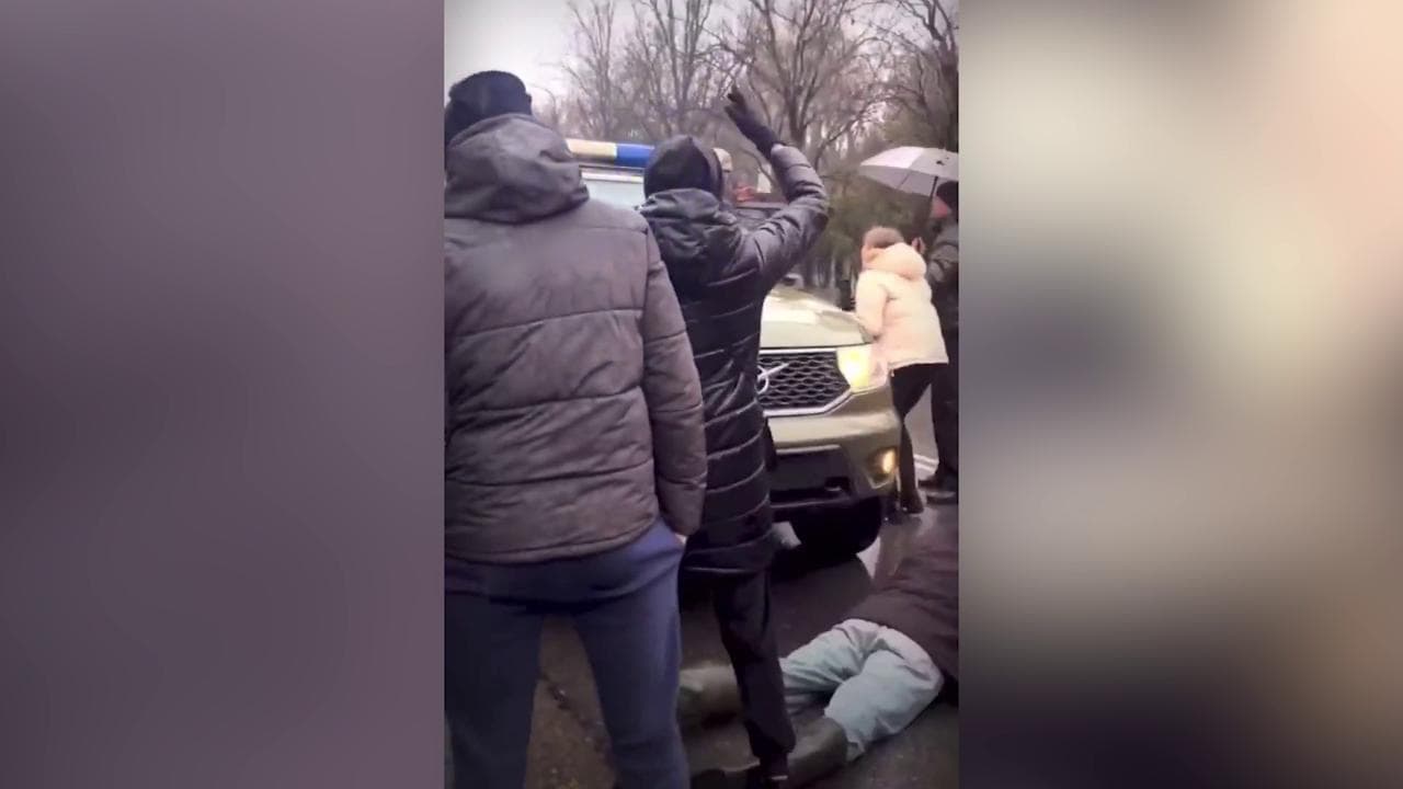 I cittadini di Kherson si sdraiano davanti ai mezzi russi: i militari sparano in aria con i mitra