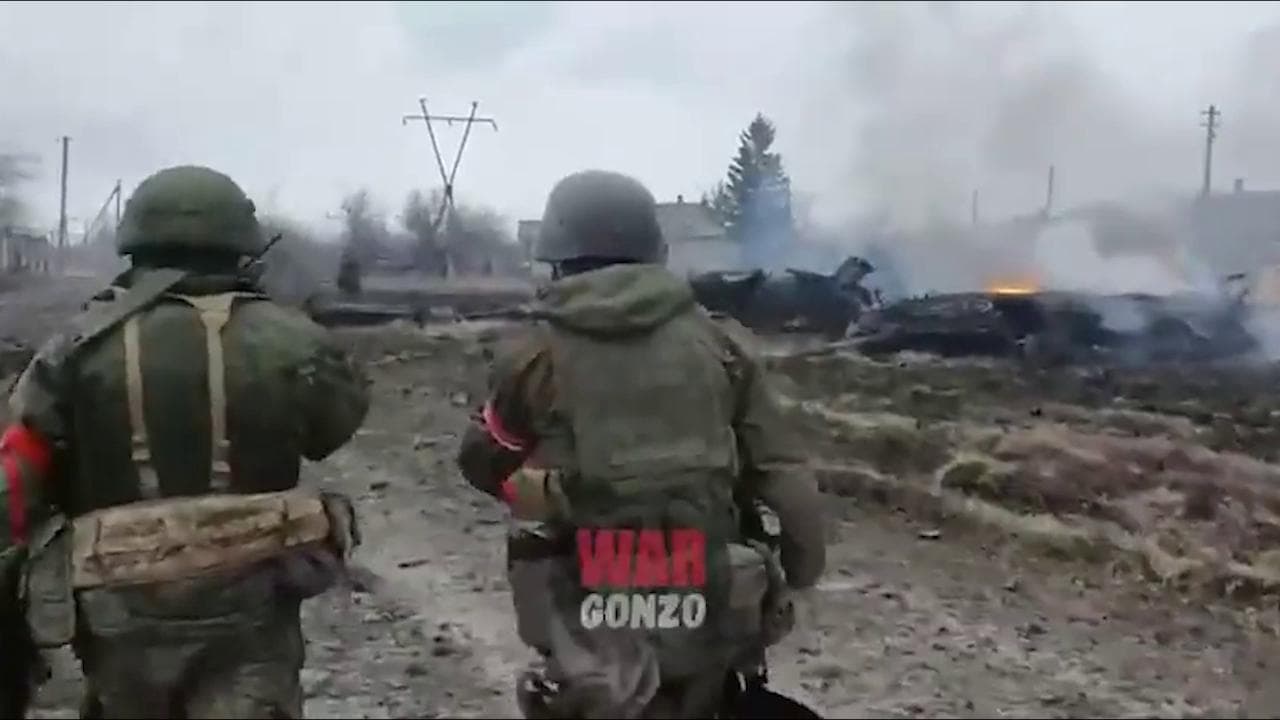 Tra fango e carri armati inceneriti: i soldati russi avanzano come in un film