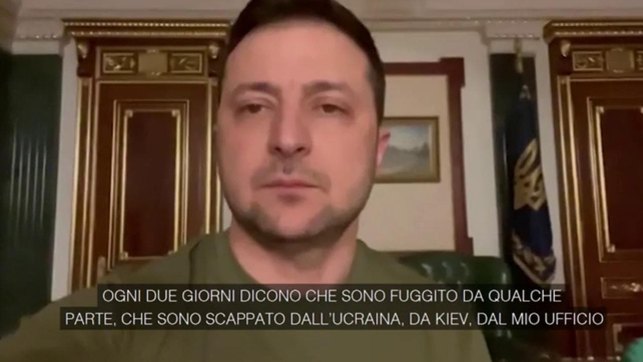 Il presidente ucraino Zelensky smentisce i russi: "Non sono fuggito, resto al mio posto a lavorare"