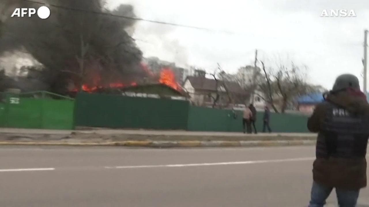 Bombardamenti alle porte di Kiev: una famiglia in lacrime abbandona la propria casa in fiamme