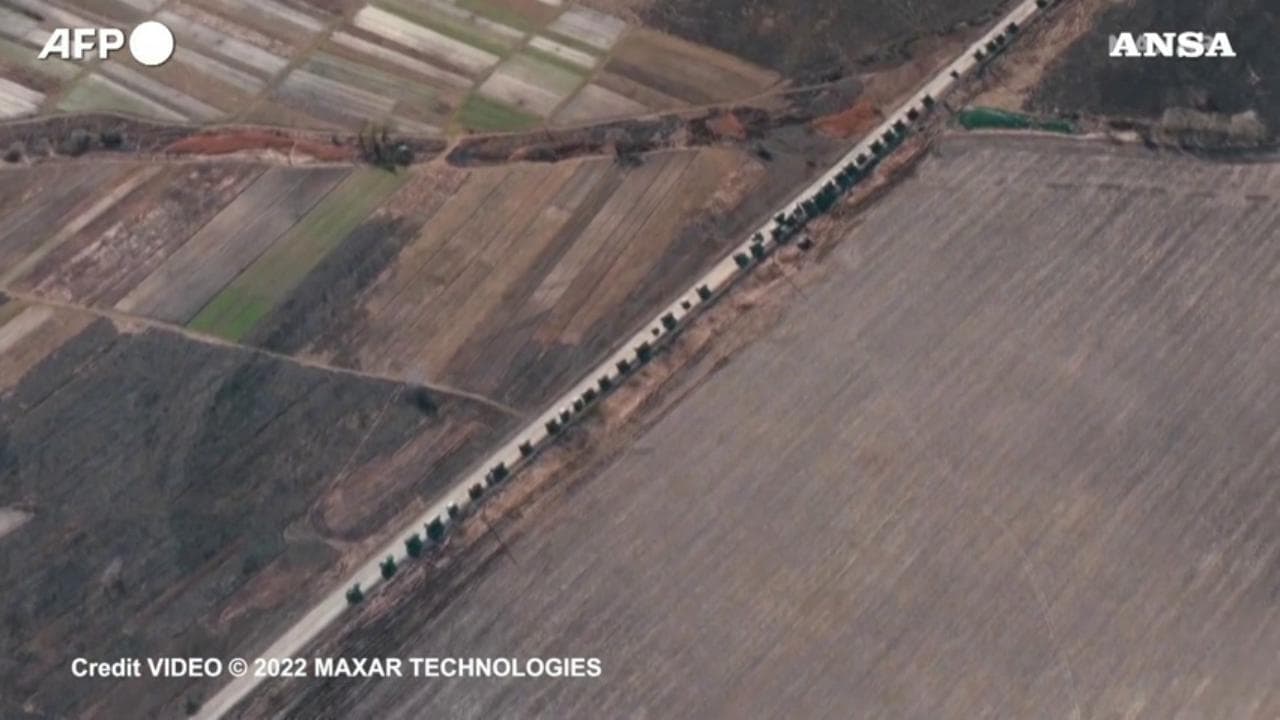 Il convoglio militare russo lungo 64 km verso Kiev: le immagini dal satellite