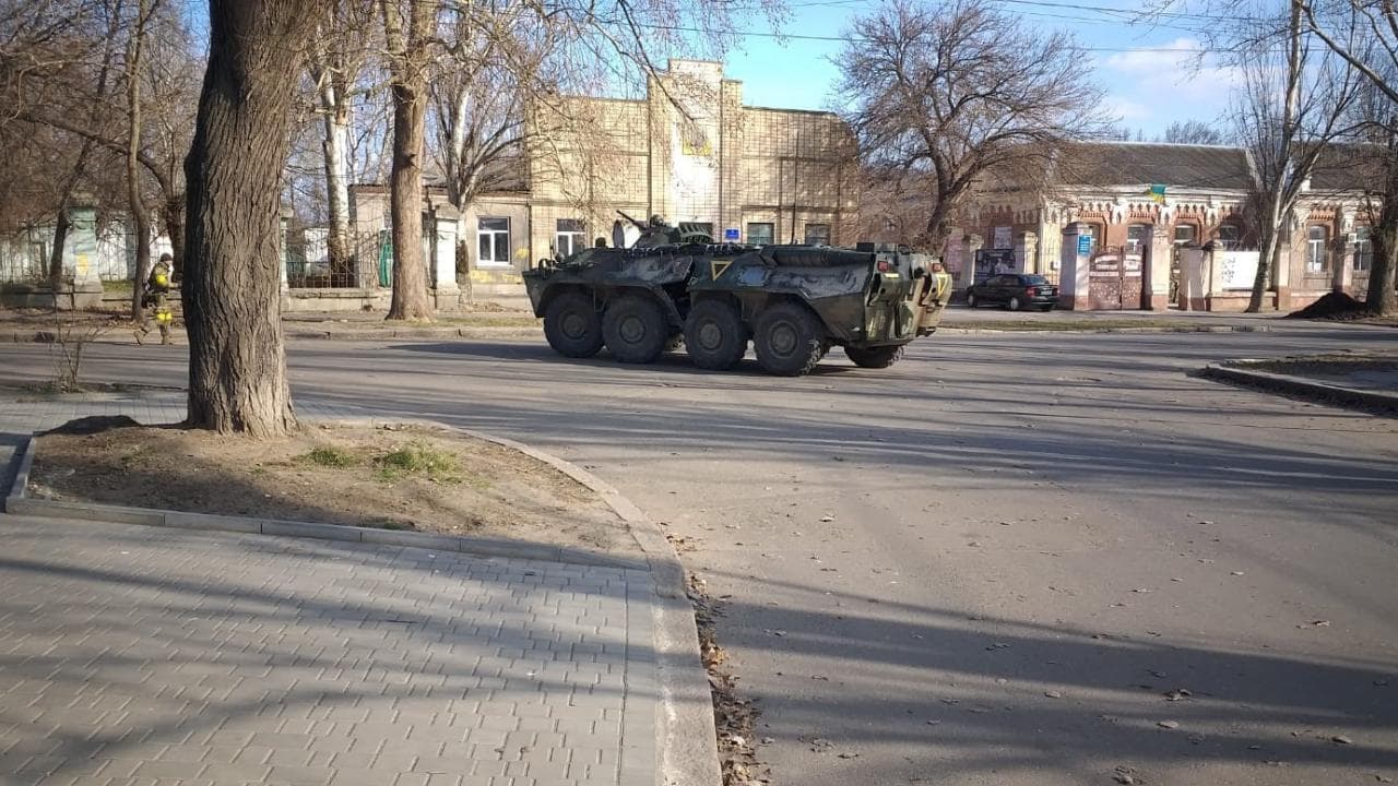 La paura il buio e la speranza di fuggire da Kherson, città ucraina conquistata dai russi