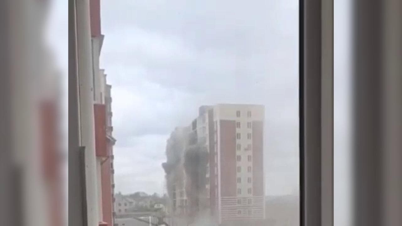 Bombardamenti russi su un complesso residenziale: l'avanzata verso Kiev continua