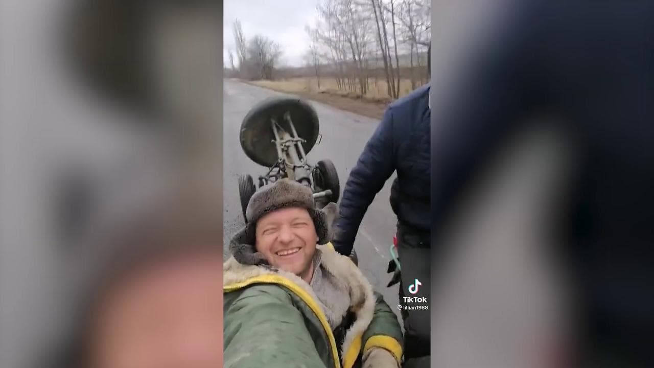Ucraini con il sidecar portano via un mortaio pesante abbandonato dai russi