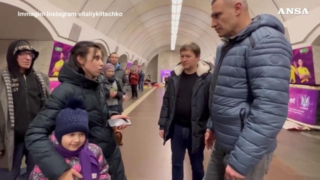 Il sindaco di Kiev Vitali Klitschko visita le persone rifugiate nella metropolitana