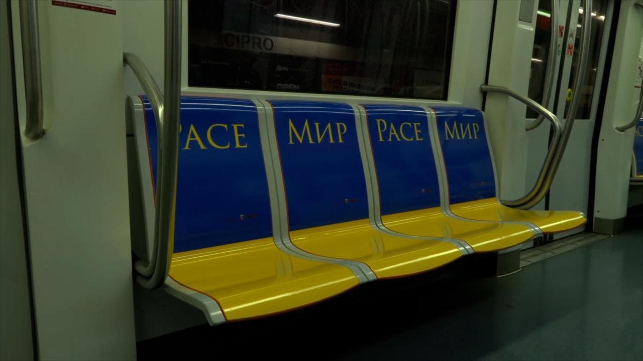 Roma, sui treni della metro A i colori della bandiera ucraina