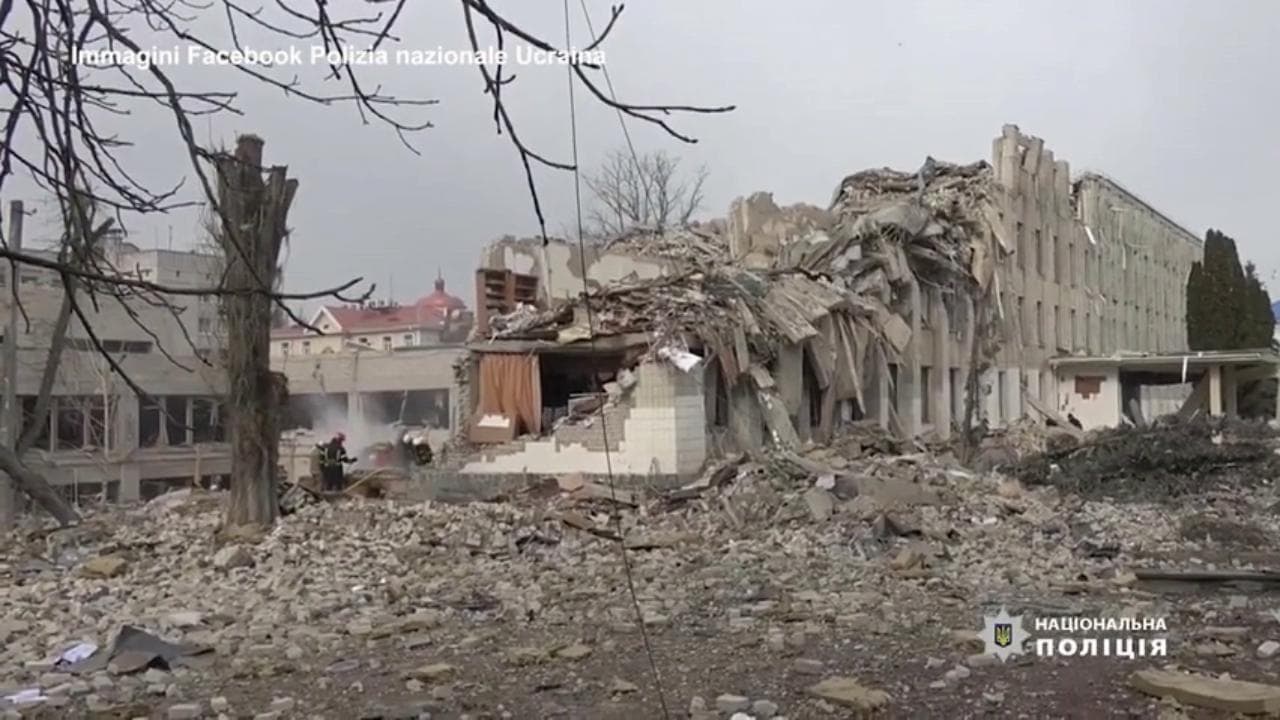 Ucraina, bombardata una scuola a Zhytomyr: l'edificio ridotto a un cumulo di macerie