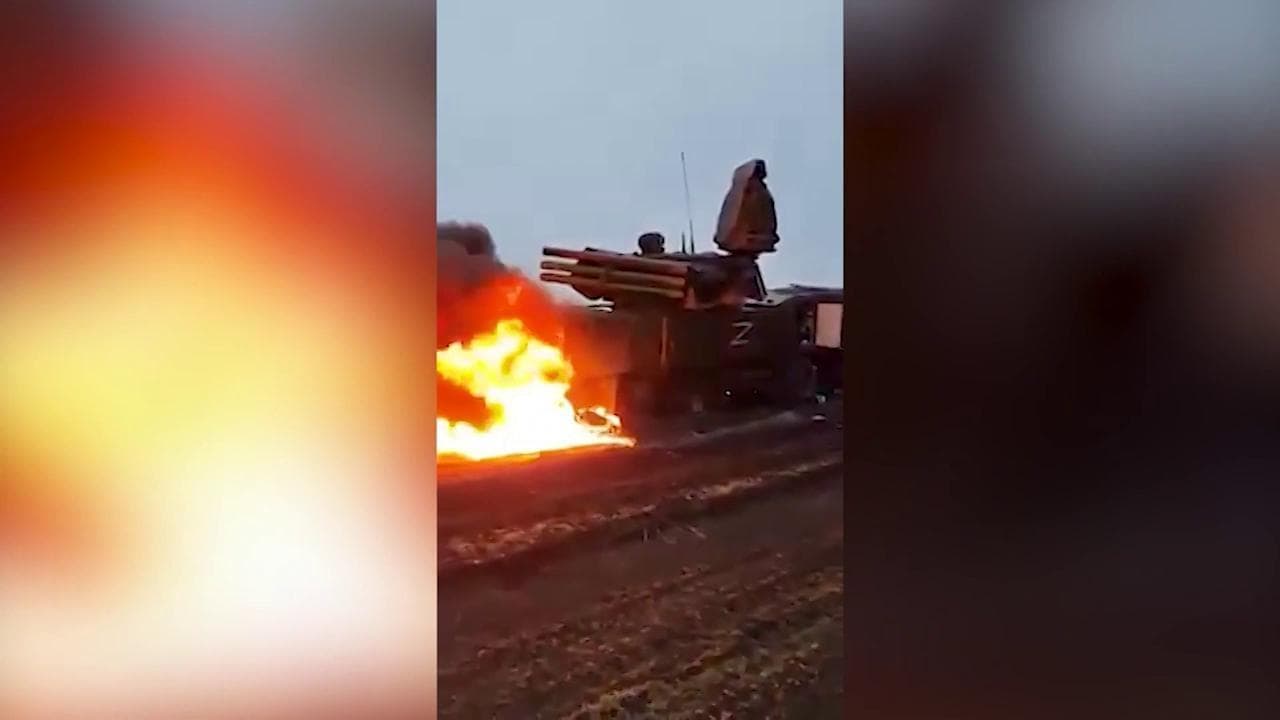 Ucraina, contadini ucraini danno alle fiamme un sistema missilistico russo da 15 milioni di dollari