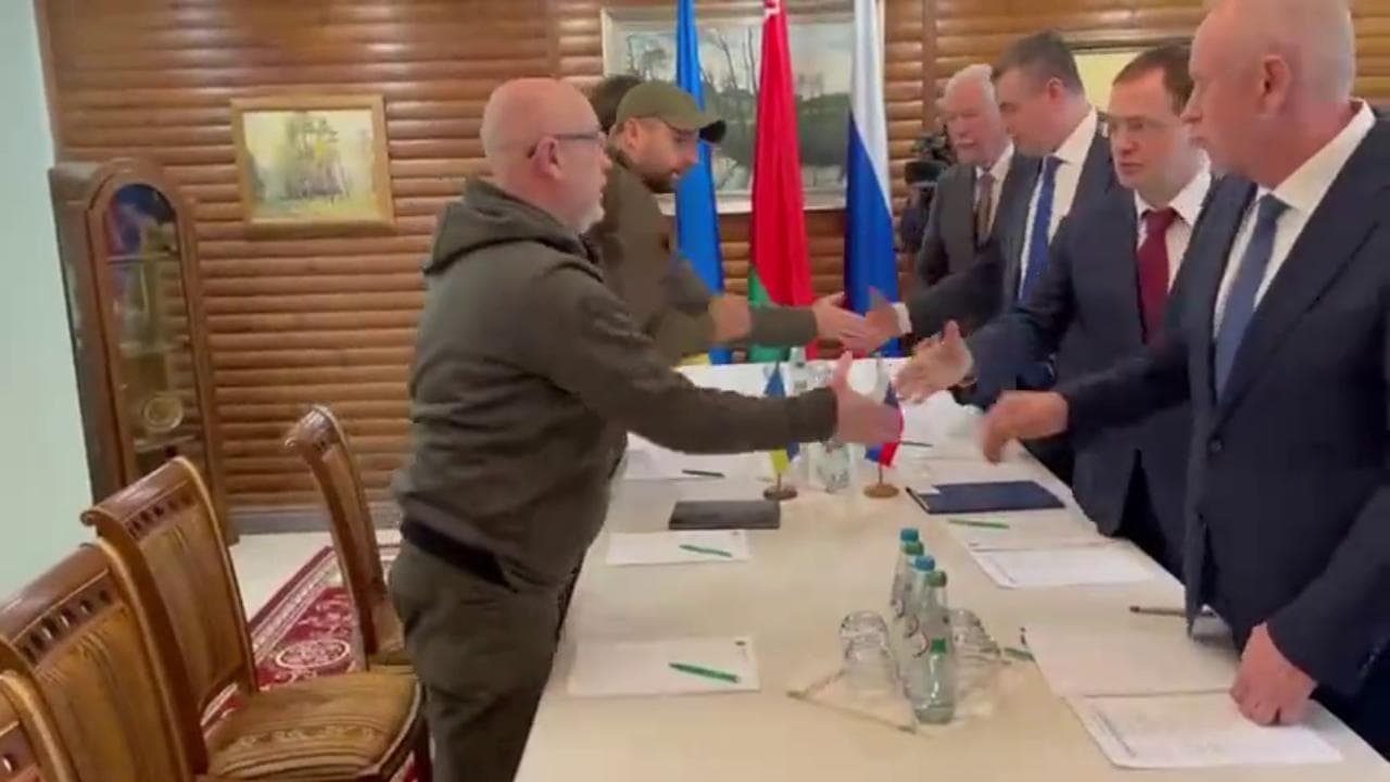 Guerra in Ucraina, iniziati i colloqui in Bielorussia: la stretta di mano tra i delegati