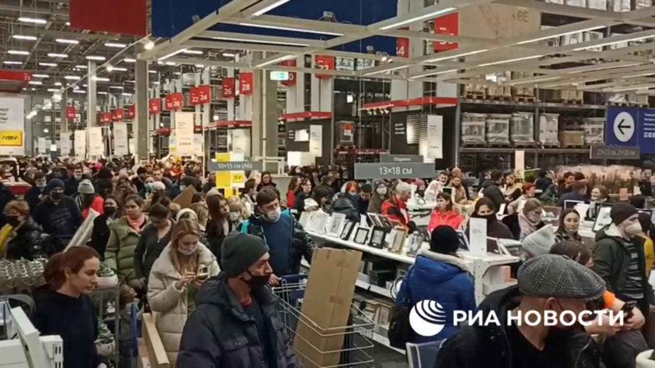 Guerra in Ucraina, Ikea chiude in Russia e Bielorussia: l'assalto dei cittadini ai negozi
