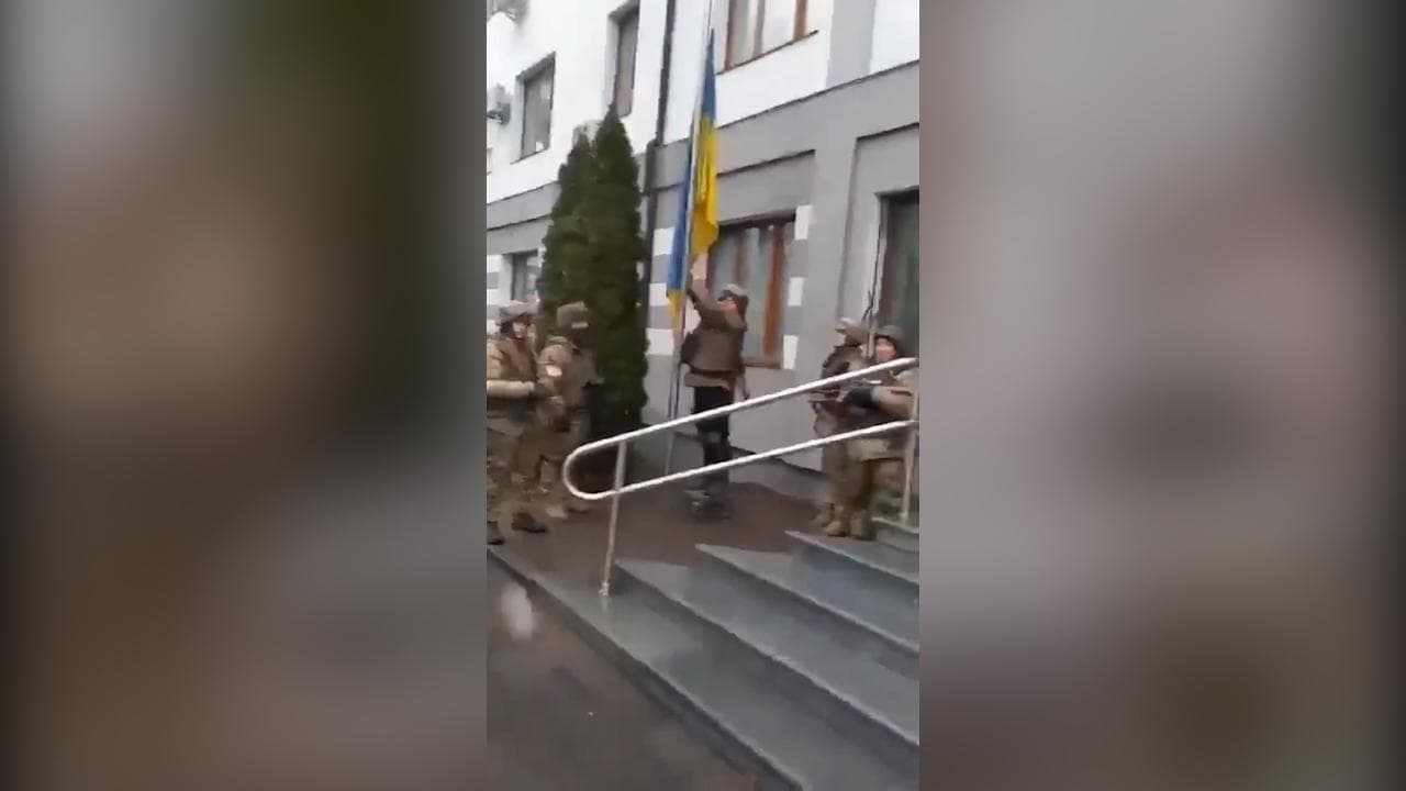 Bucha, esercito russo cacciato dalla città: soldati ucraini issano la bandiera nazionale