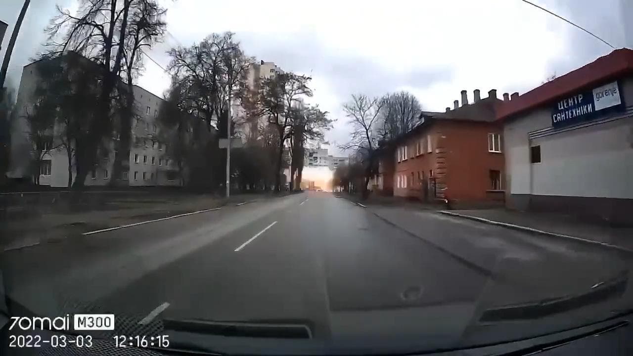 Guerra Ucraina, missili su Chernihiv: il momento delle esplosioni ripreso dalla dashcam di un'auto