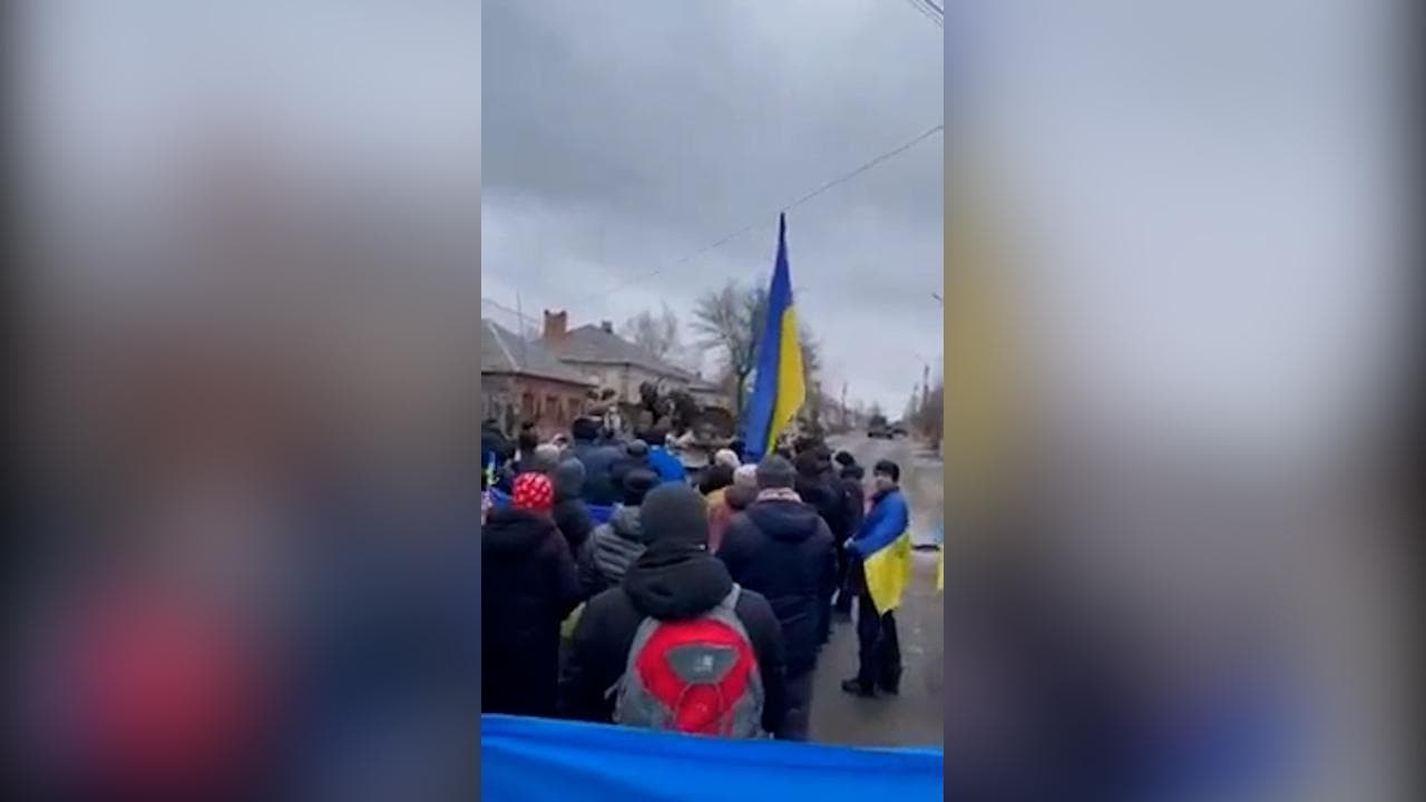 Ucraini nel Donbass cantano l'inno davanti ai tank russi