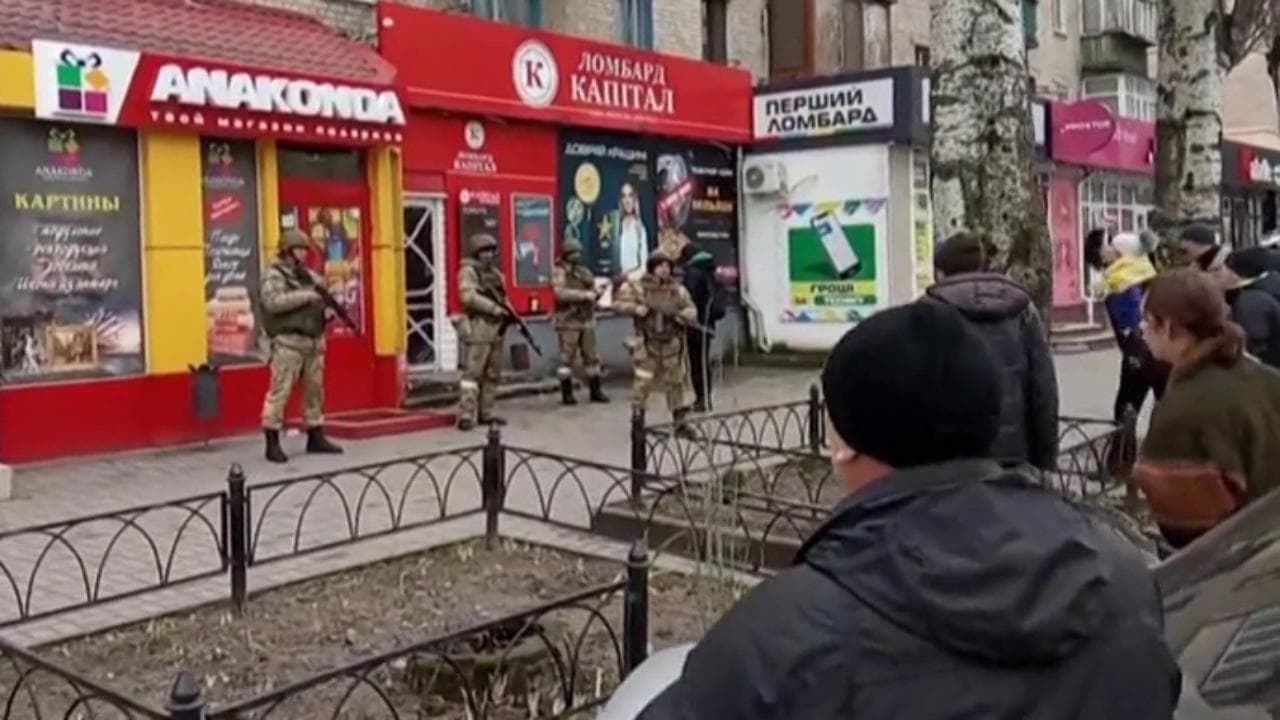 Guerra Ucraina, a Melitopol i civili sfidano i soldati russi con i fucili in mano: "Tornate a casa"