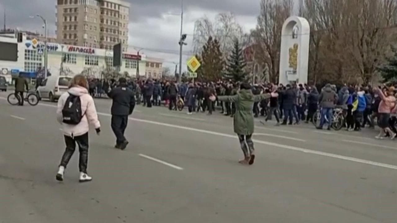 Ucraina, protesta contro la guerra a Melitopol: sentito il rumore di spari