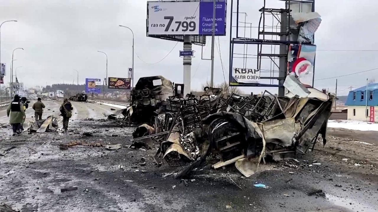 La devastazione di Bucha, alle porte di Kiev. La fuga dei civili lungo le autostrade
