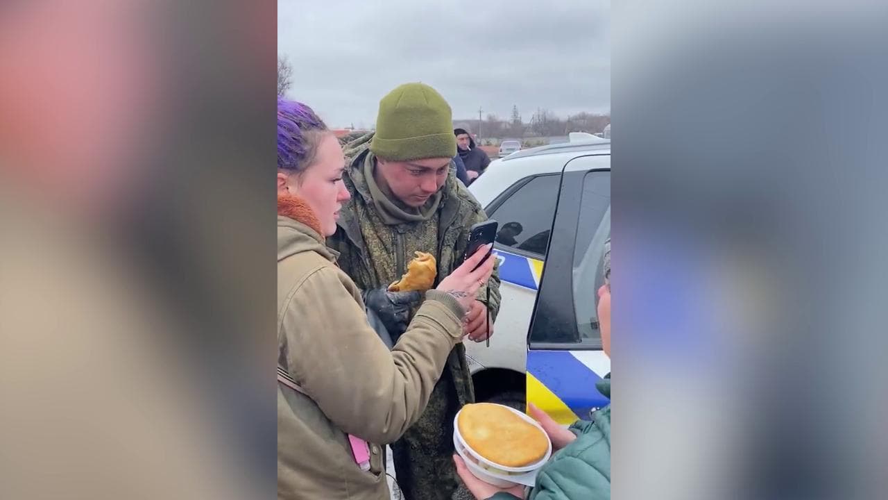 Soldato russo catturato piange mentre chiama la madre e alcuni ucraini gli danno da mangiare