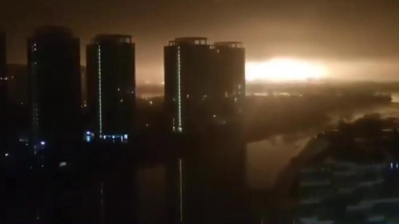 Ucraina, le esplosioni nella notte di Kiev: il missile colpisce vicino alla stazione