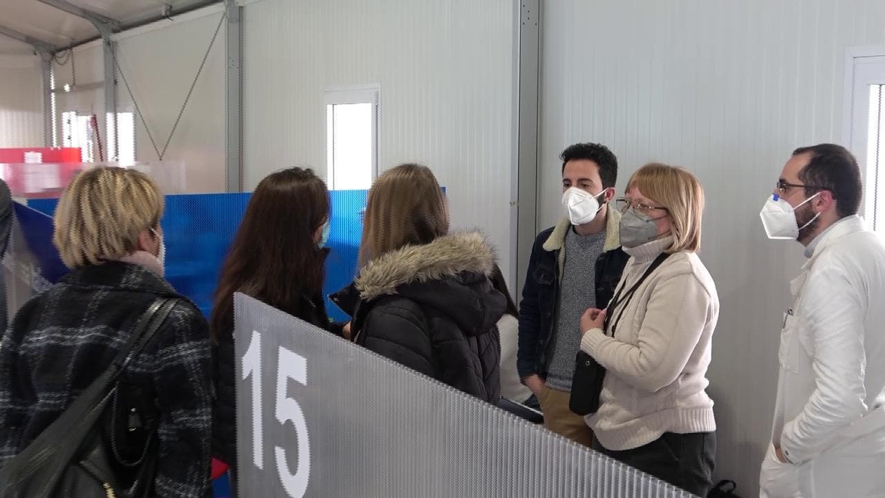 Roma, prime vaccinazioni profughi ucraini. Una madre: "Lascio qui figli e nipoti e torno a combattere"