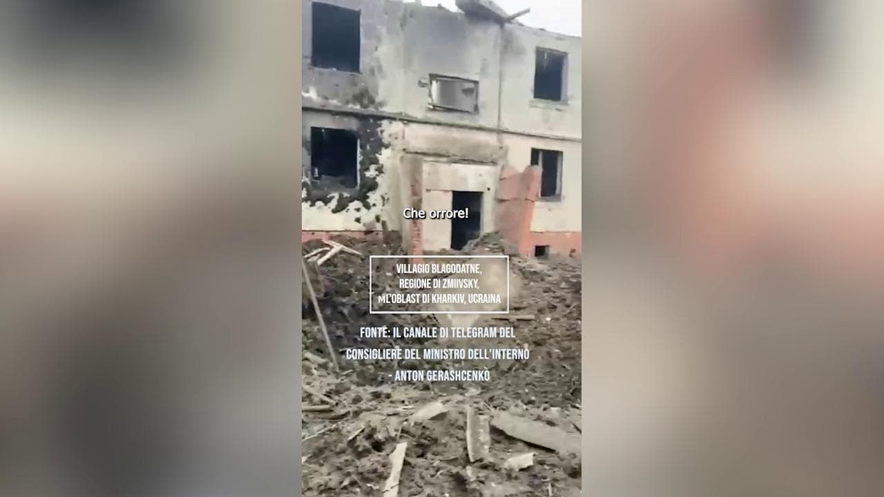 Ucraina, lo strazio di una donna di fronte alla sua casa distrutta