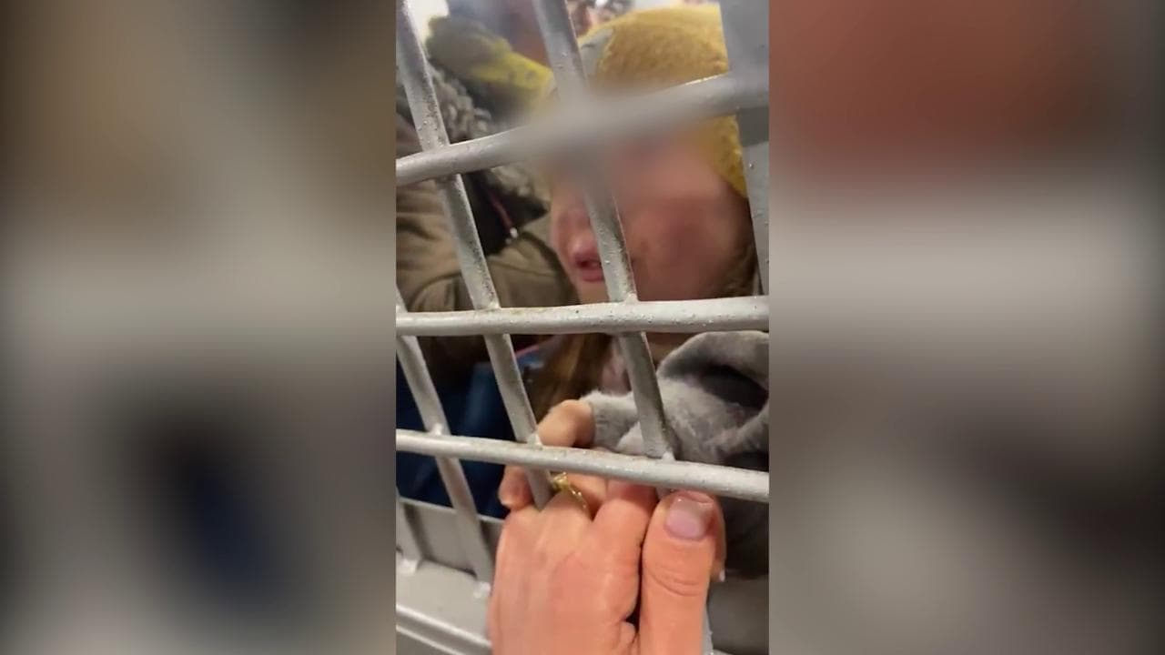 Mosca, mamme e figli portano fiori all'ambasciata ucraina e vengono arrestati: le lacrime della bambina