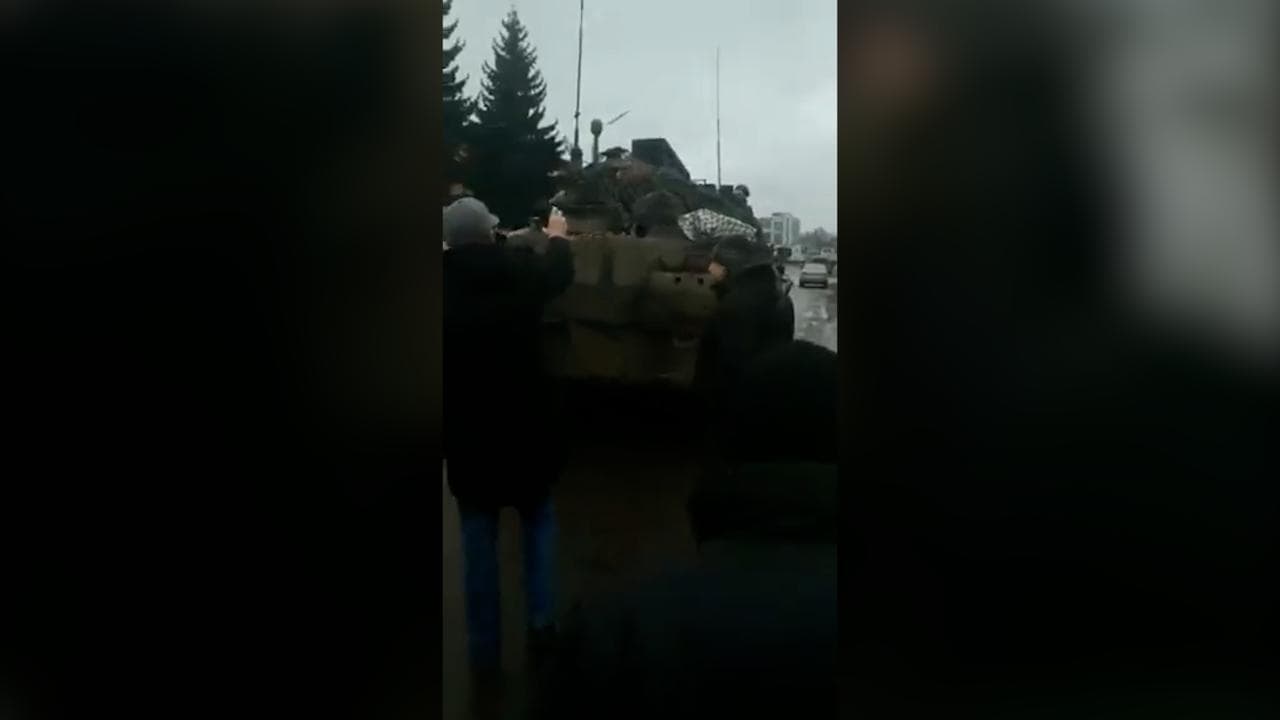 Konotop, i russi chiedono la resa, la folla li caccia