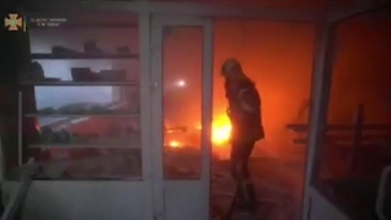 Ucraina, dentro la torre della tv bombardata a Kiev: i vigili del fuoco al lavoro tra fiamme e macerie