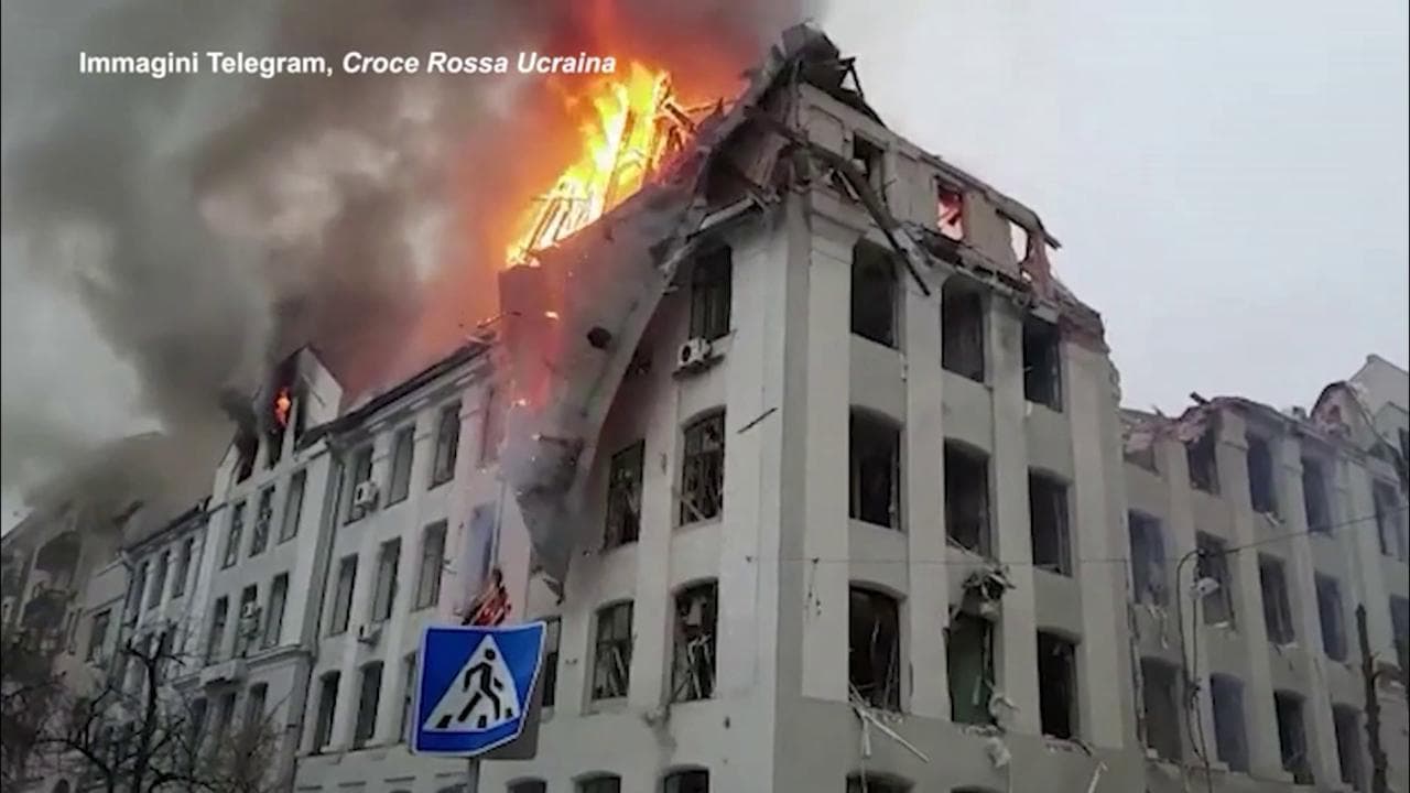 Ucraina, bombardamenti a Kharkiv: crolla il tetto dell'edificio Affari interni