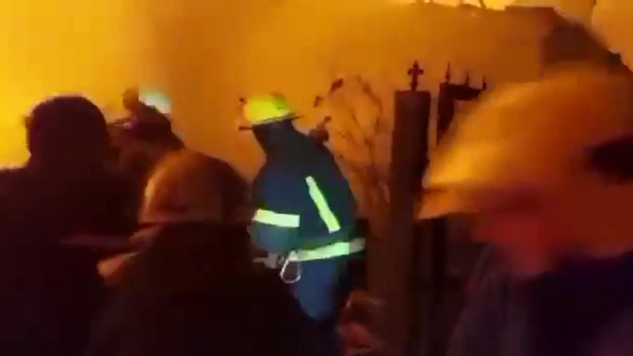 Guerra Ucraina, vigili del fuoco lavorano per salvare vite dopo un attacco missilistico a Zhytomyr