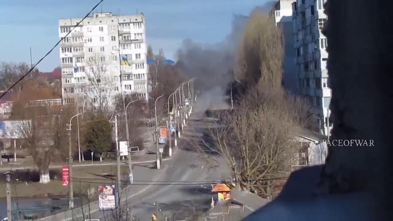 Ucraina, il cameraman filma da un palazzo a Borodianka: il carro armato gli spara contro