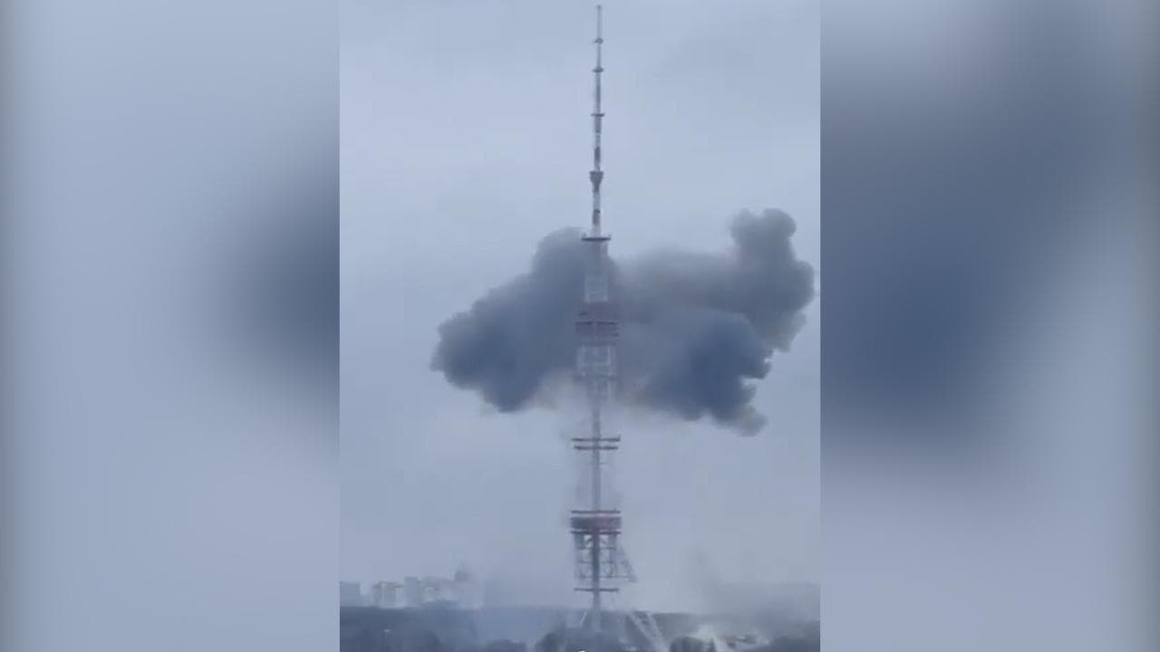 Ucraina, bombardata la torre della tv di Kiev: il momento dell'esplosione e il forte boato