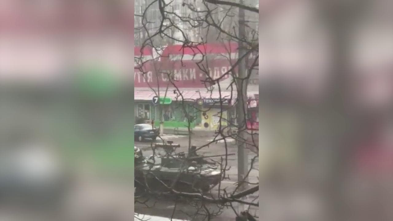 Ucraina, fila di blindati entrano a Kherson: il video degli abitanti nascosti dentro le case
