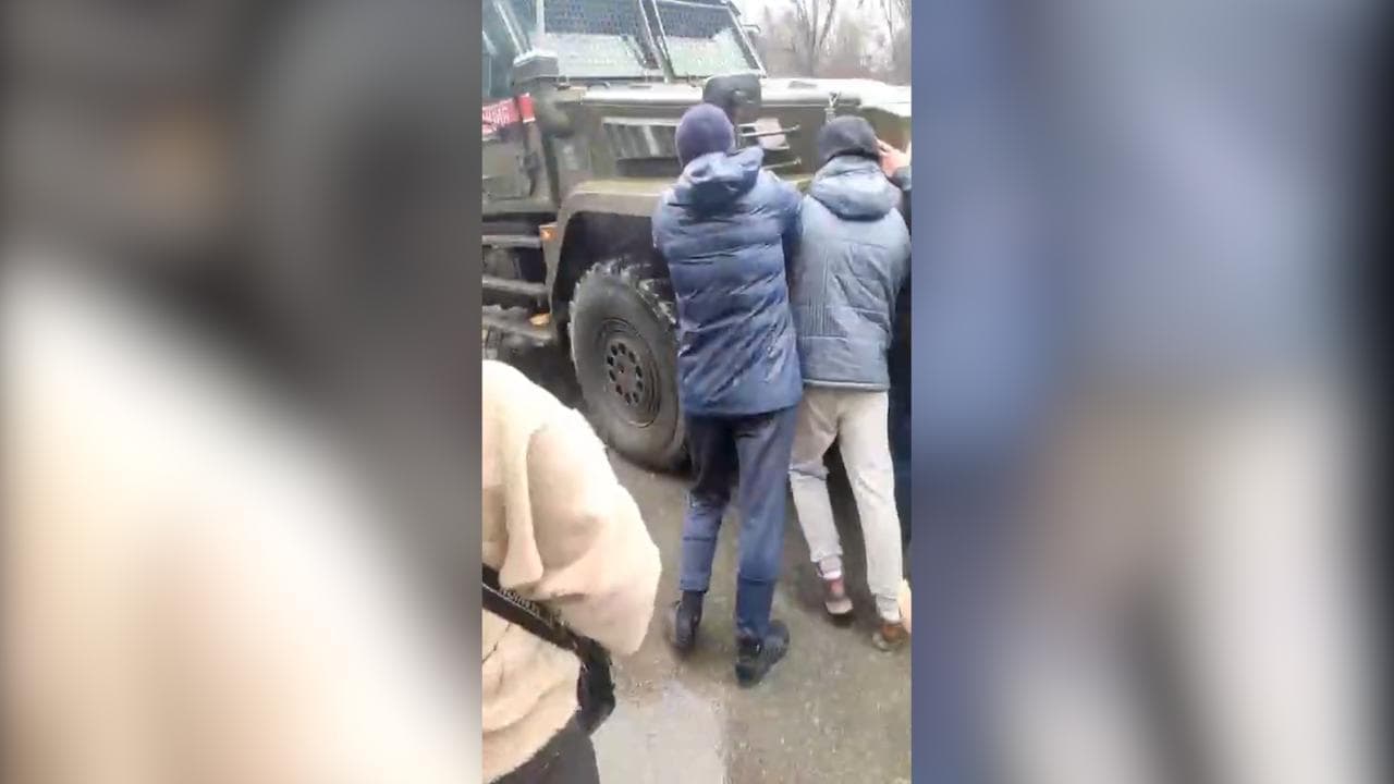 Ucraina, barriera umana di civili a Melitopol ferma colonna militare russa: i soldati puntano le armi