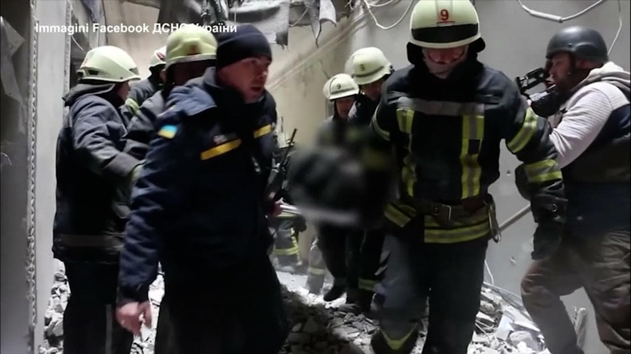Guerra in Ucraina, bombardata Kharkiv: i soccorritori estraggono persone dalle macerie