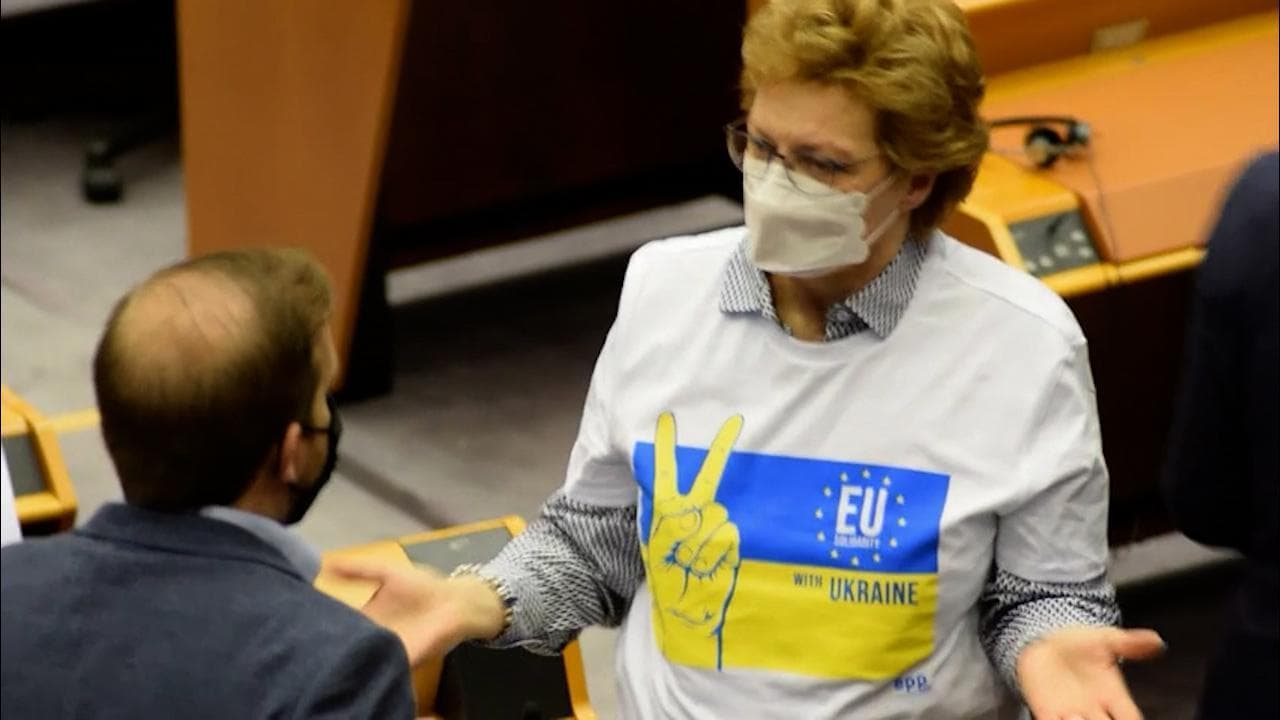 Tutti in piedi (indossando la bandiera dell'Ucraina) per Zelensky: l'applauso degli europarlamentari
