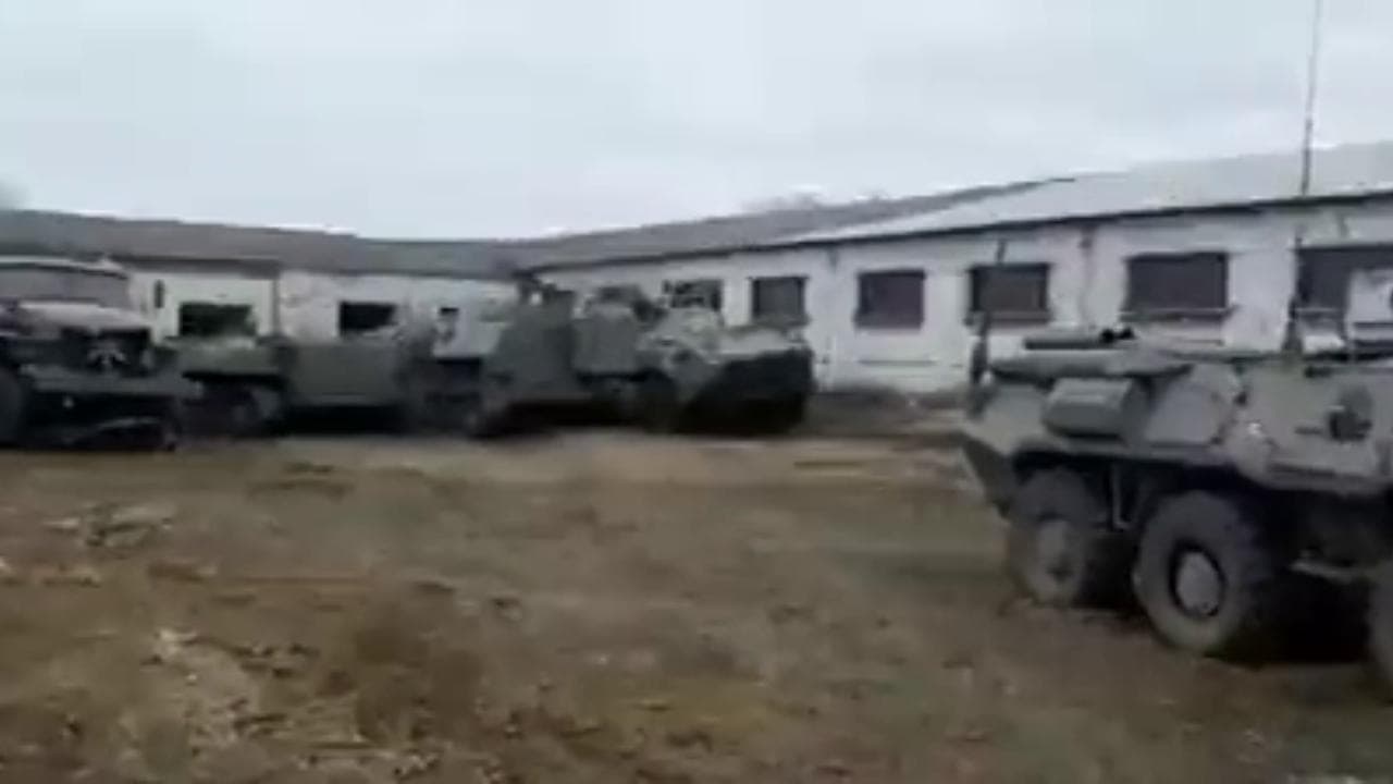 Ucraina, il deposito con i tank russi abbandonati finiti nelle mani delle forze di Kiev a Sumy