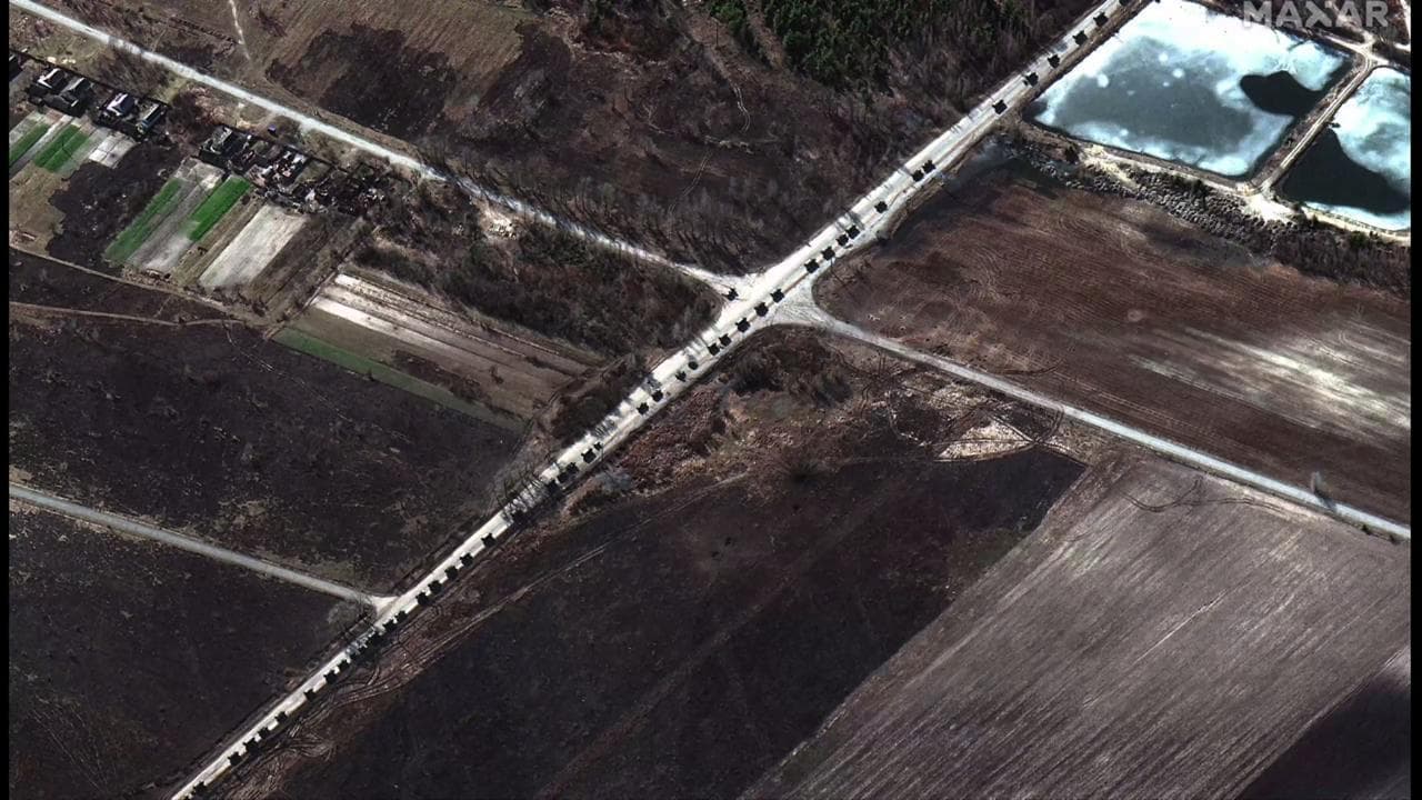 Ucraina, le truppe di Mosca marciano su Kiev: le immagini del convoglio lungo 60 chilometri