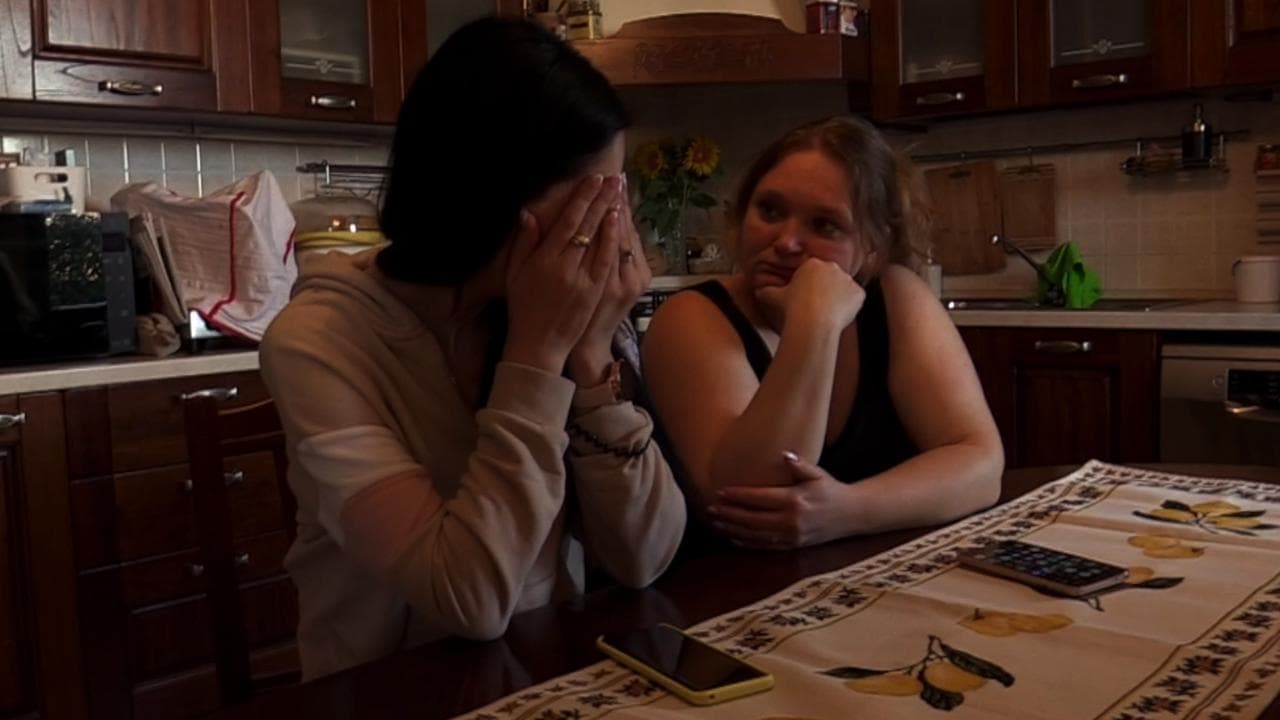 Ucraina, mamme profughe in fuga: "Abbiamo lanciato in aria i bambini per passare il confine"