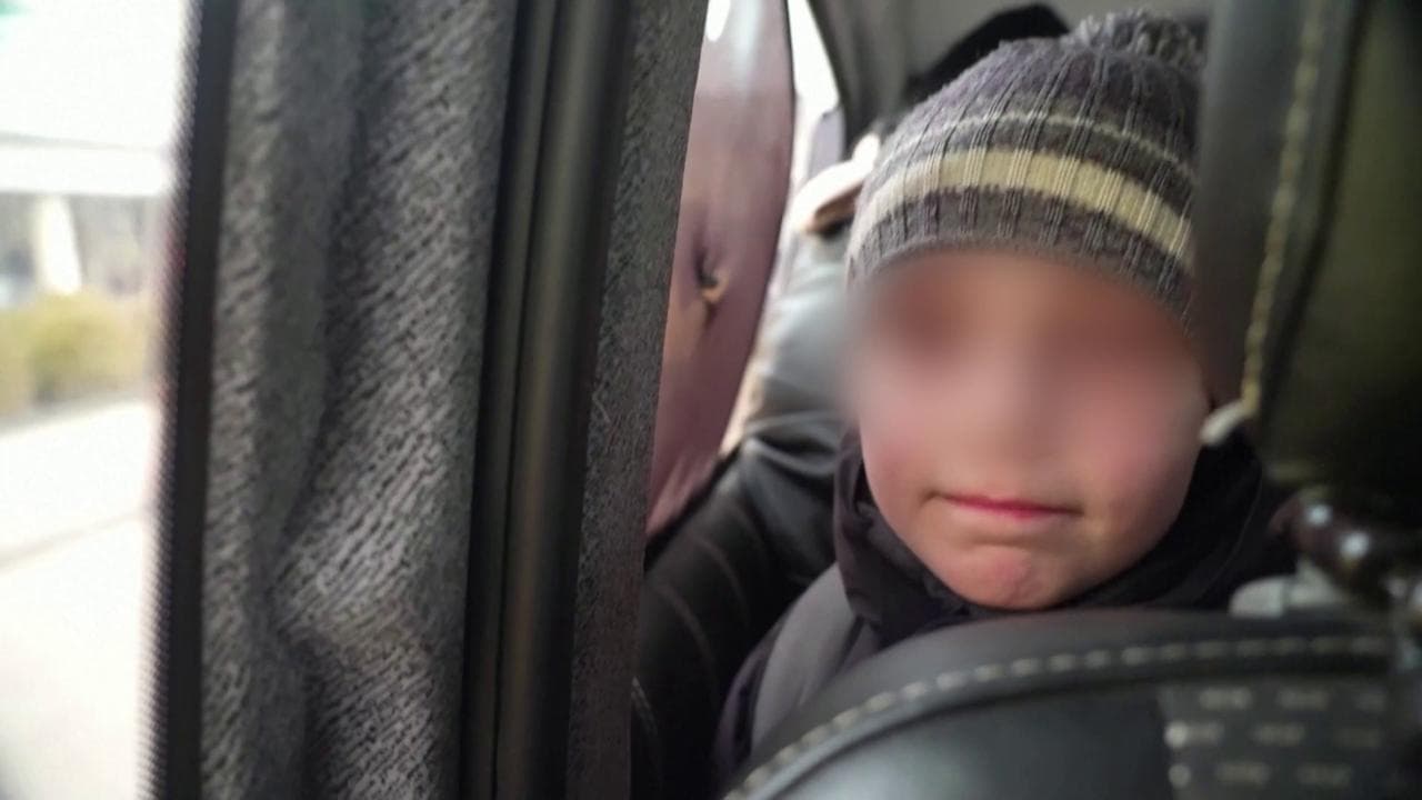 Ucraina, le lacrime del piccolo Mark in fuga da Kiev: "Abbiamo lasciato papà, lui potrà combattere"