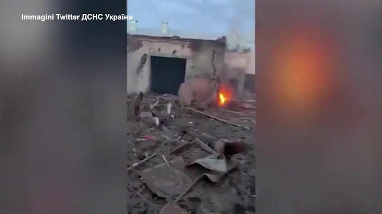 Ucraina, un asilo nido e edifici residenziali bombardati a Chernihiv