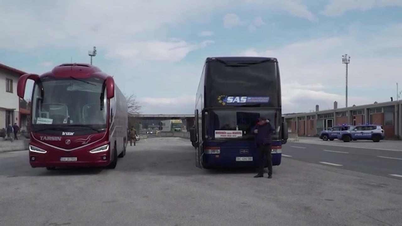 Ucraina, i primi profughi in Italia: pullman con donne e bambini al valico di Trieste