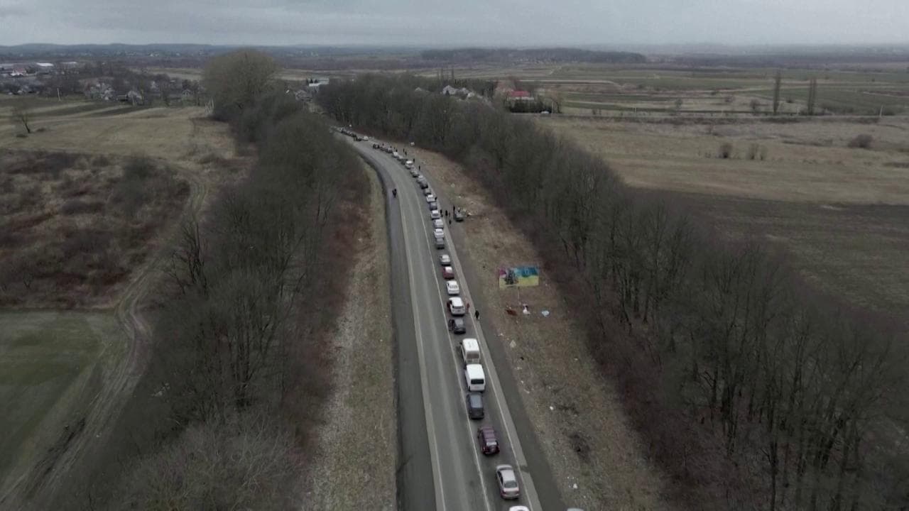 Ucraina, la lunga coda di auto verso il confine ripresa da un drone